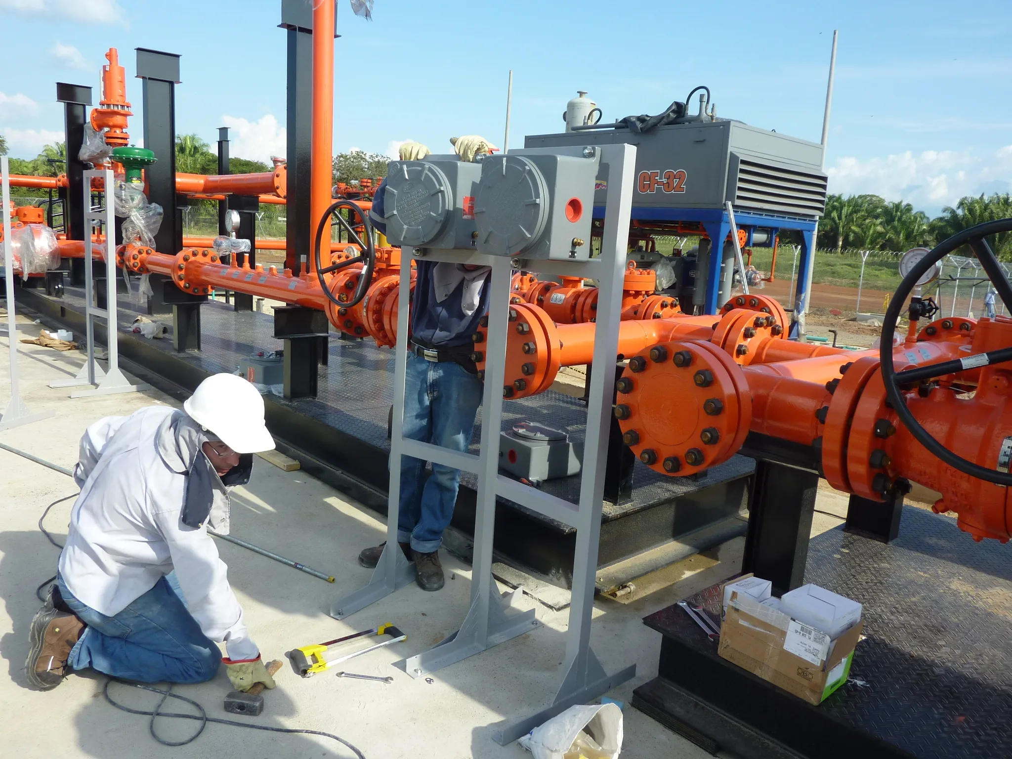 Equipo de ENSAUS en montaje de instrumentación en una facilidad de gas